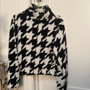 Stylish Black and White Houndstooth Women's Sweater